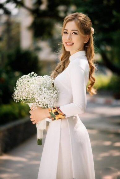 Ảnh cô gái cầm hoa baby