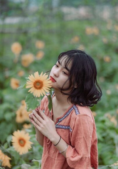 Ảnh cô gái cầm hoa buồn