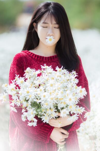 Ảnh cô gái cầm hoa chill