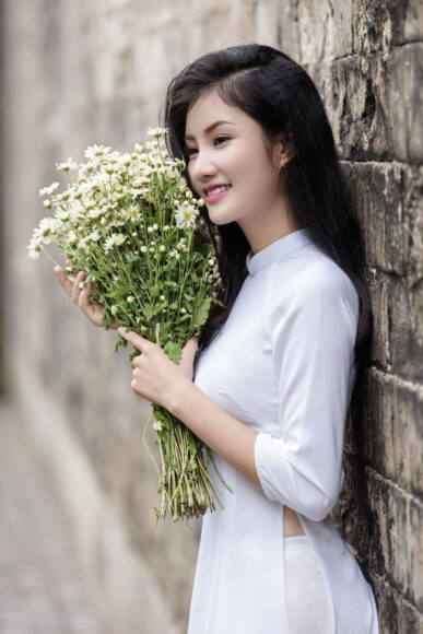 Ảnh cô gái cầm hoa dễ thương