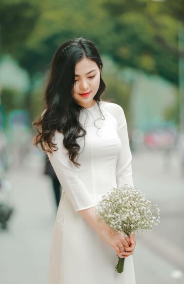 Ảnh cô gái cầm hoa và bước đi