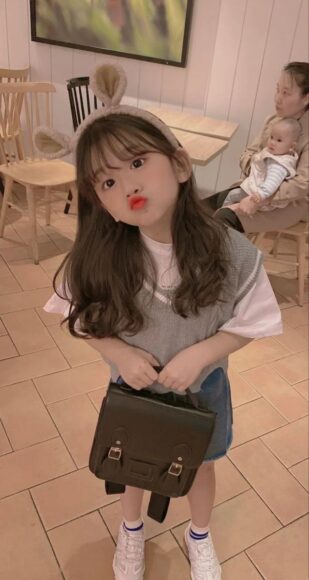 Ảnh em bé Hàn Quốc dễ thương xách cặp