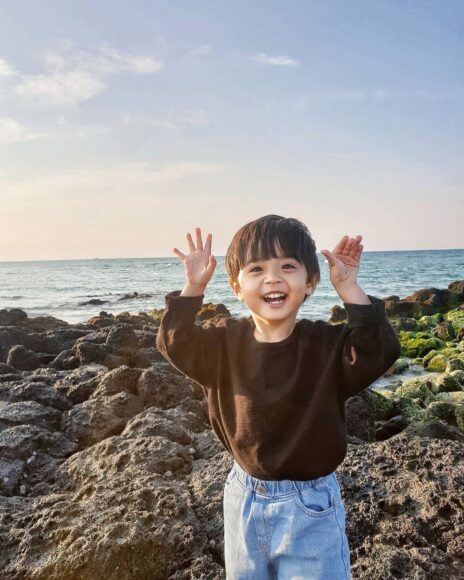 Ảnh em bé Hàn Quốc ở bờ biển