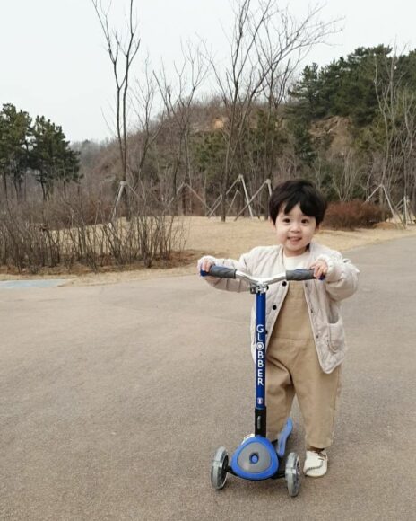 Ảnh em bé Hàn Quốc tập xe