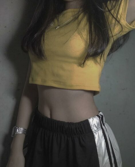 Ảnh eo thon che mặt áo vàng cá tính