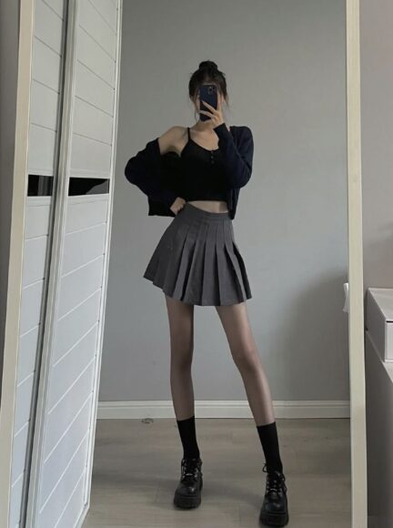 Ảnh eo thon che mặt váy ngắn cá tính