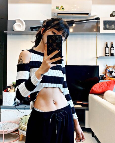 Ảnh eo thon che mặt xỏ khuyên cá tính