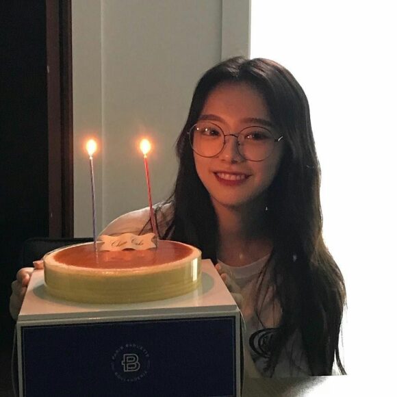 Ảnh gái đẹp đeo kính chúc mừng sinh nhật