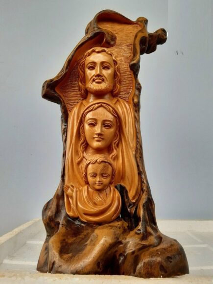 Ảnh gia đình Thánh Gia tượng gỗ