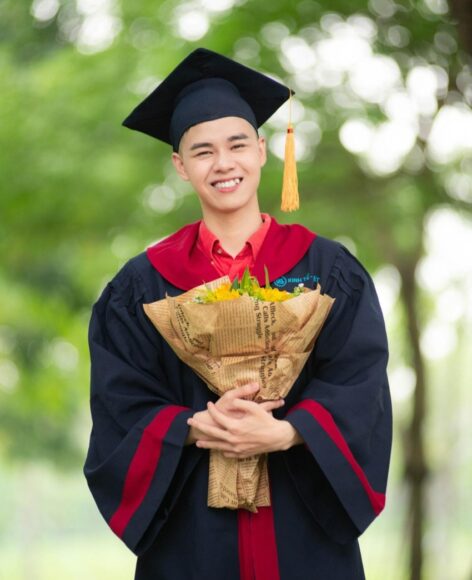 Ảnh lễ tốt nghiệp của bạn nam
