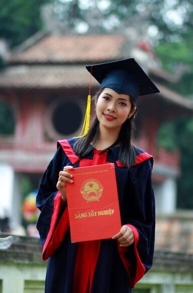 Ảnh lễ tốt nghiệp của nữ sinh