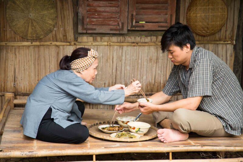 Ảnh mẹ già và con trai