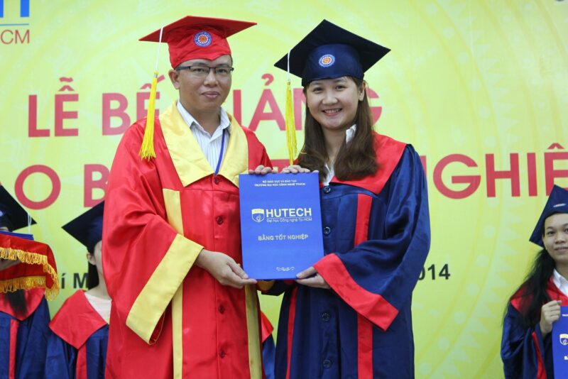 Ảnh nhận bằng tốt nghiệp