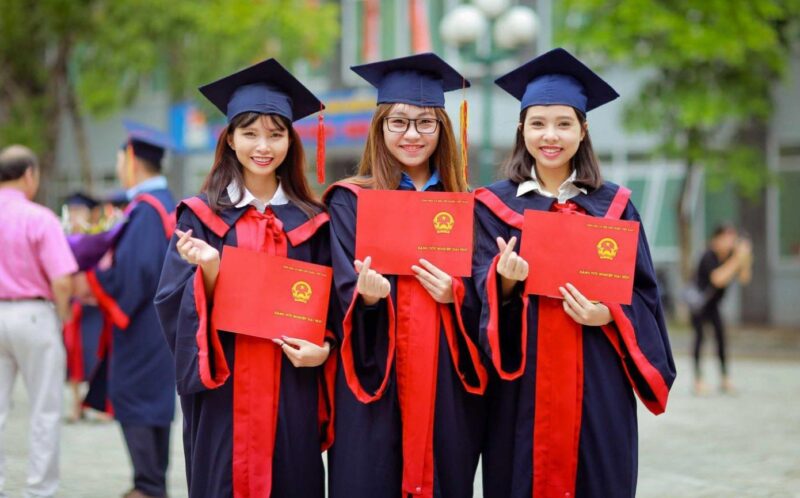 Ảnh nhận bằng tốt nghiệp cùng bạn