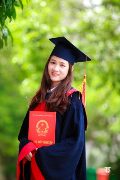 Ảnh nhận bằng tốt nghiệp xinh xắn