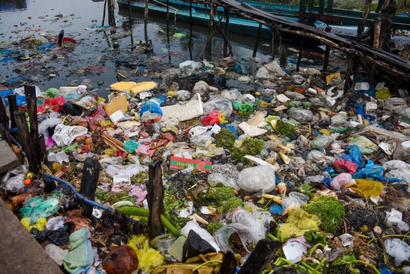 Ảnh ô nhiễm môi trường trên sông