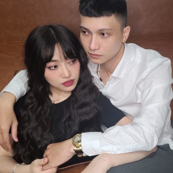 Ảnh ôm Nhau buồn