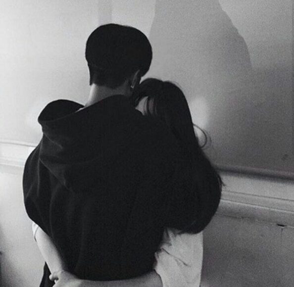 Ảnh ôm người yêu buồn vào lòng