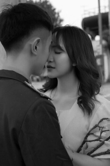 Ảnh ôm người yêu che mặt bạn nam