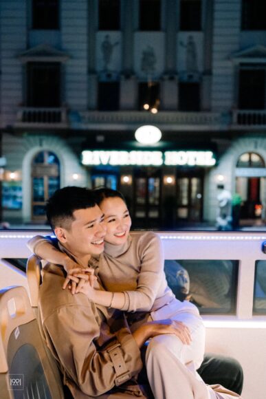 Ảnh ôm người yêu hạnh phúc