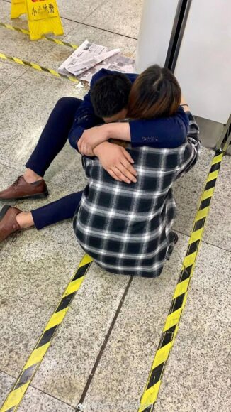 Ảnh ôm người yêu khóc dưới sàn