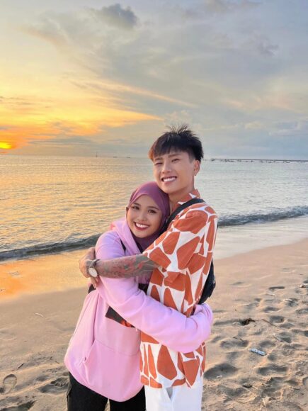 Ảnh ôm người yêu ngoài biển