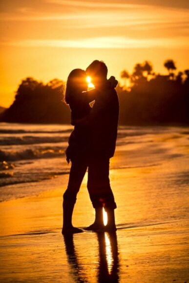 Ảnh ôm người yêu trên bãi biển