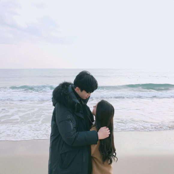 Ảnh ôm người yêu trên biển