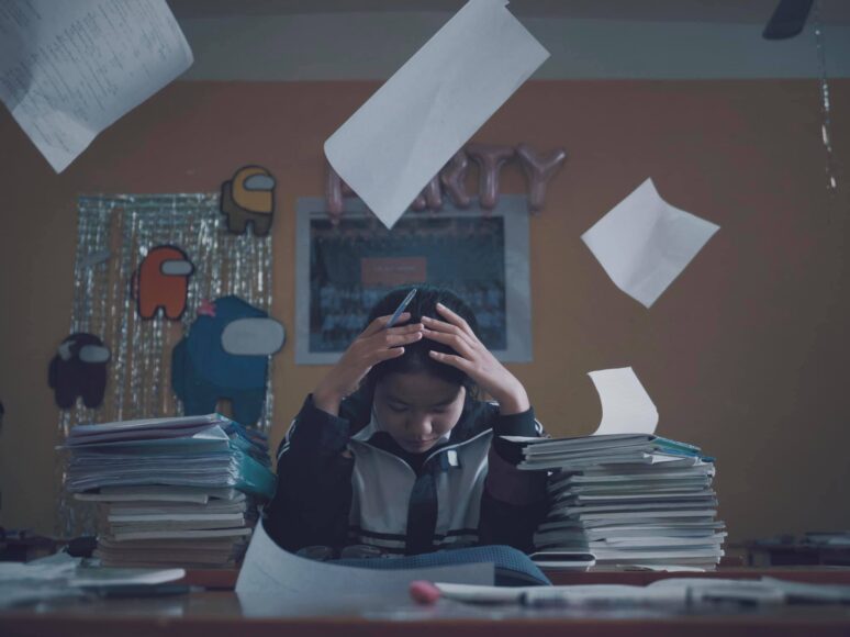 Ảnh ôn thi mệt mỏi