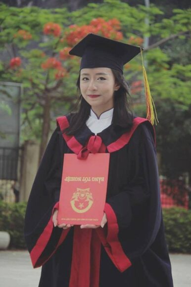 Ảnh tốt nghiệp cầm bằng
