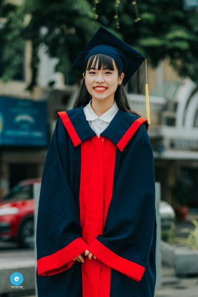 Ảnh tốt nghiệp nữ sinh cười tươi