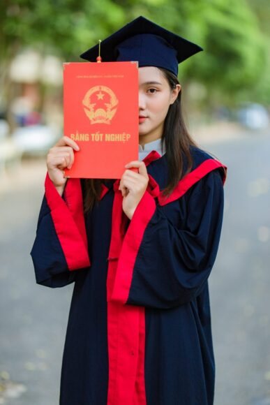 Ảnh tốt nghiệp nữ sinh giấu mặt
