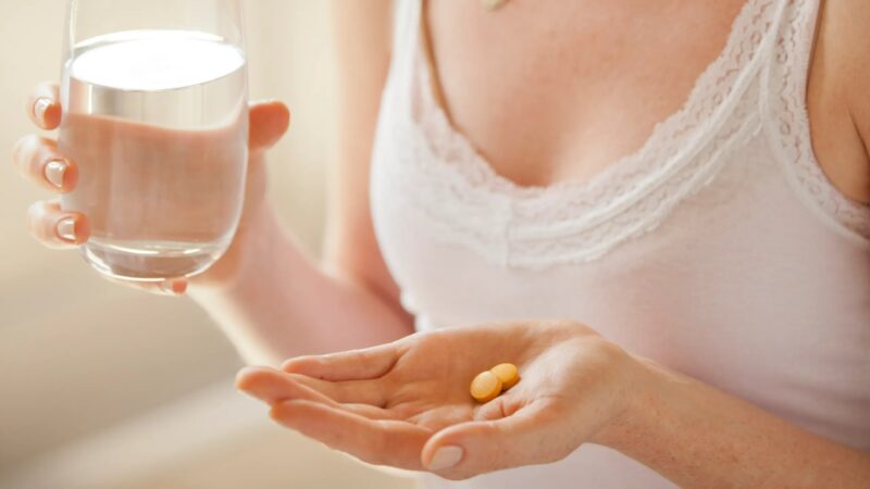 Ảnh uống thuốc ở nữ