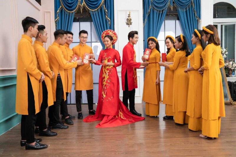 Áo dài bưng mâm màu vàng