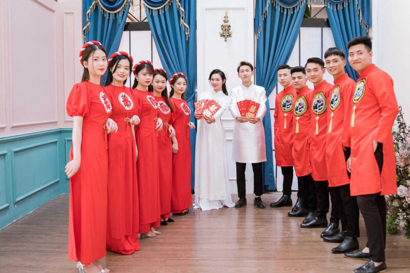 Áo dài bưng quả màu đỏ