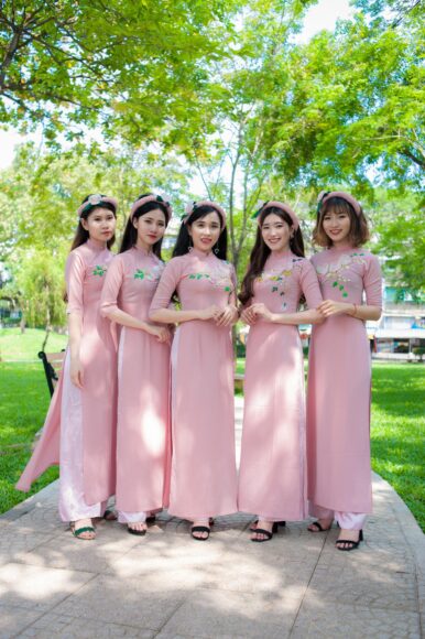 Áo dài bưng quả màu hồng