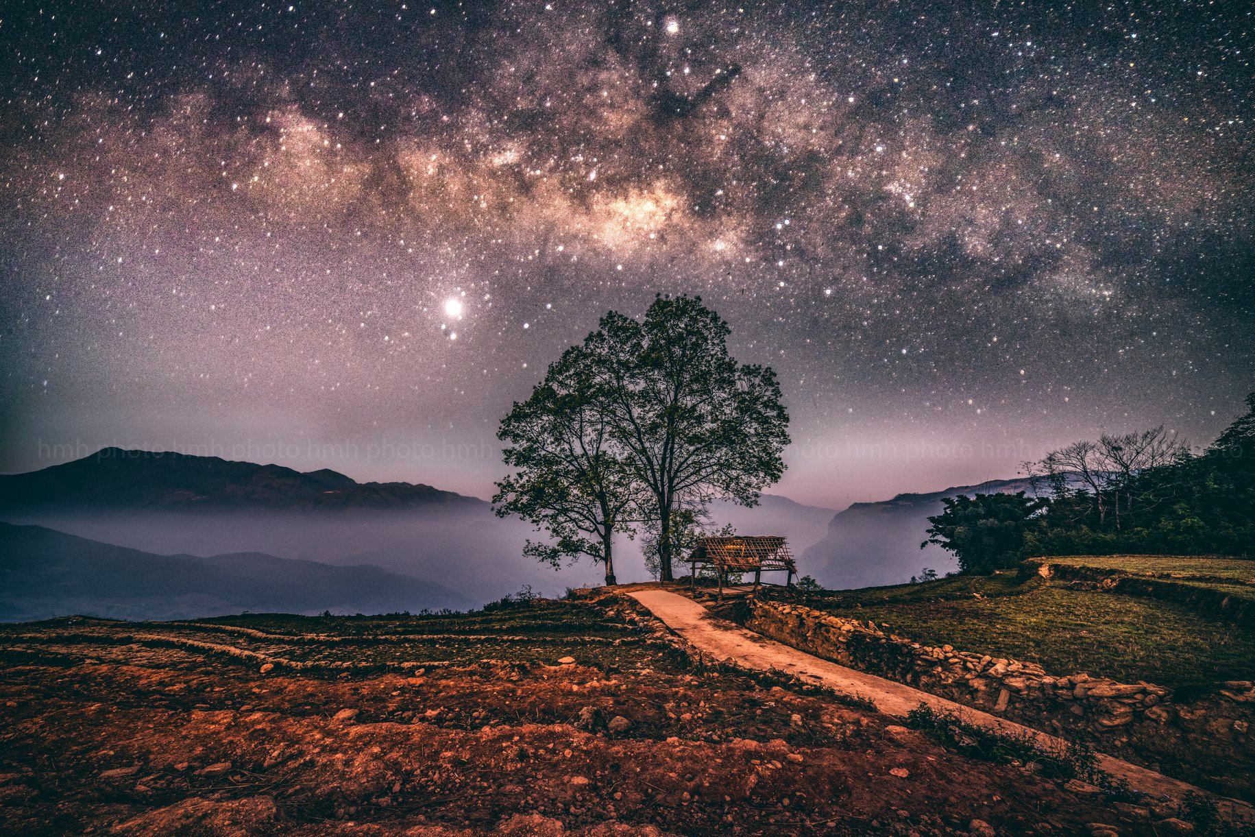 Những ảnh bầu trời đêm sẽ khiến bạn say mê với vẻ đẹp đầy bí ẩn của vũ trụ. Hãy cùng chiêm ngưỡng những vì tinh tú trên bầu trời đen đầy lãng mạn qua từng tấm ảnh.