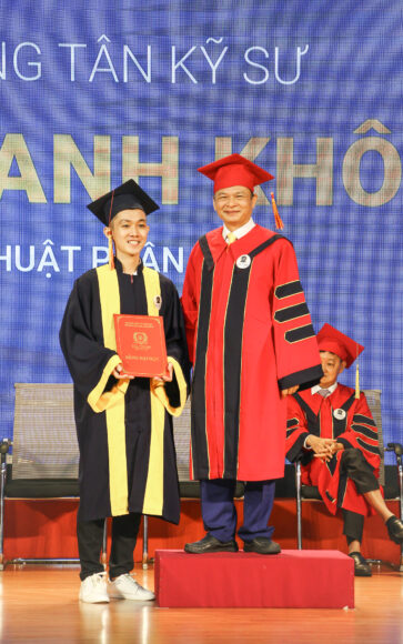 Chụp ảnh tốt nghiệp đại học