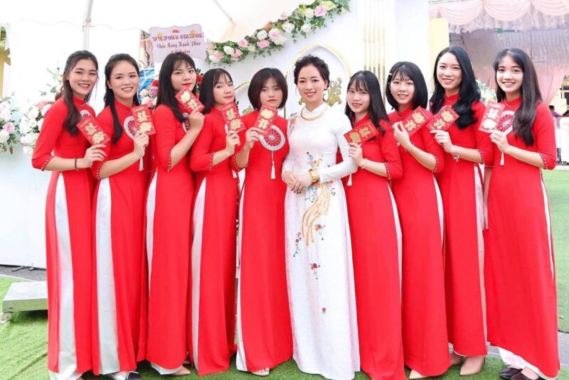 Đỏ bưng quả nữ