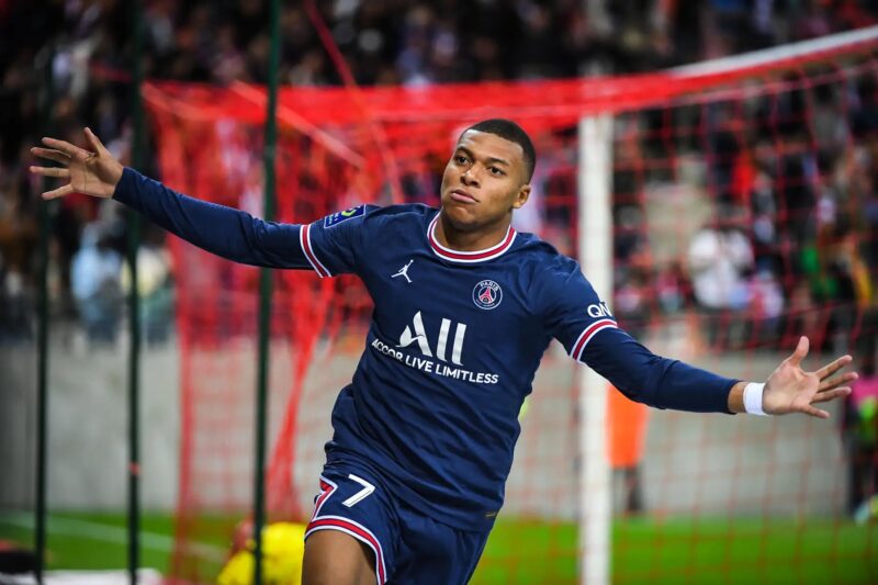 Hình Mbappe chạy một vòng quanh sân ăn mừng