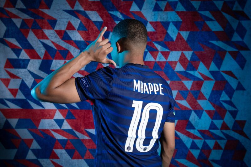 Hình Mbappe hot trong màu áo số 10