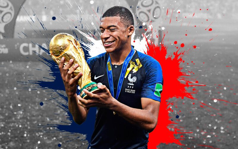 Hình ảnh Mbappe giơ cúp vô địch đẹp nhất