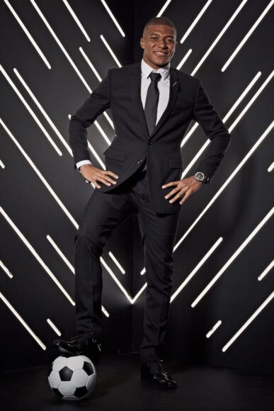 Hình ảnh Mbappe lịch lãm trong bộ vest