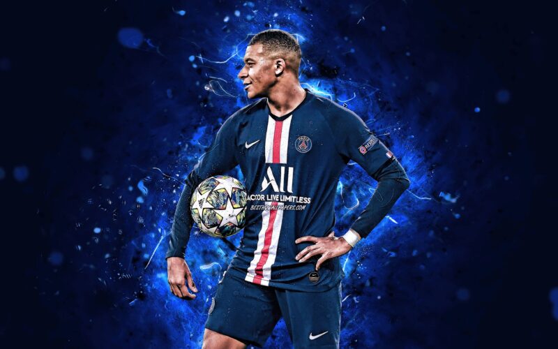 Hình ảnh Mbappe ôm trái bóng huyền thoại