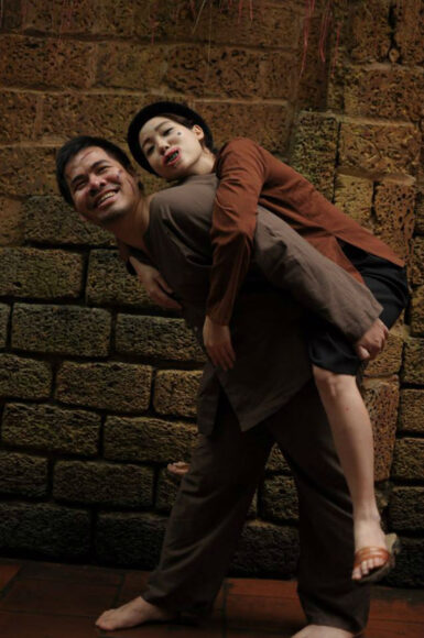 Hình ảnh Thị Nở được Chí Phèo cõng