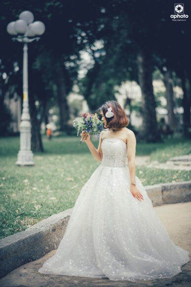 Hình ảnh cô dâu đơn chụp ảnh dã ngoại