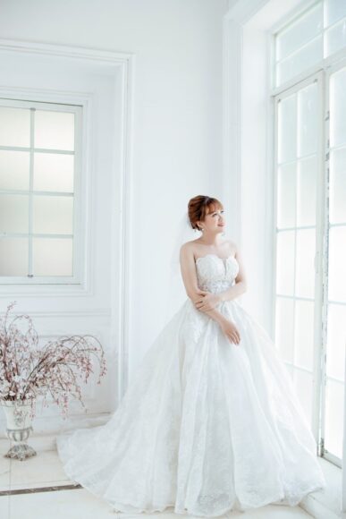 Hình ảnh cô dâu đơn mặc váy trắng