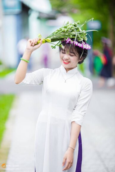 Hình ảnh cô gái cầm hoa che đầu dễ thương