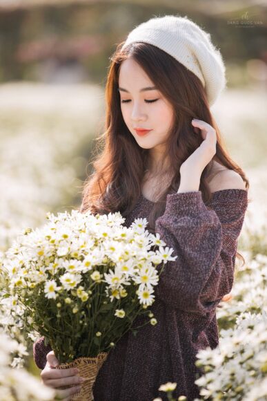 Hình ảnh cô gái cầm hoa cục xinh