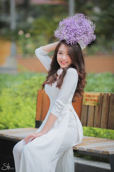 Hình ảnh cô gái cầm hoa đáng yêu